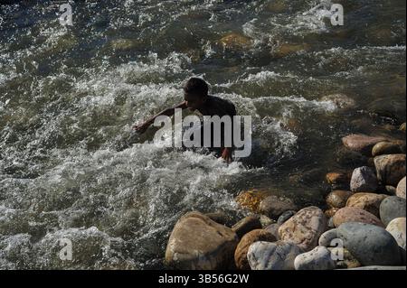 9. August 2022: Kindertouristen spielen im Piyain River of Jaflong Touristenort am Ufer der Meghalaya Bangladesch Grenzzone. Aufgrund der hohen Treibstoffpreise und der schrecklichen Hitze ging die Zahl der Touristen in diesem berühmten Touristenort von Bangladesch zurück. (Bild: © MD Rafayat Haque Khan/ZUMA Press Wire) Stockfoto