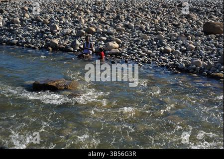 9. August 2022: Kid und Vater spielen im Piyain River of Jaflong, eingebettet in die Bangladesch Grenzzone Meghalaya. Aufgrund der hohen Treibstoffpreise und der schrecklichen Hitze ging die Zahl der Touristen in diesem berühmten Touristenort von Bangladesch zurück. (Bild: © MD Rafayat Haque Khan/ZUMA Press Wire) Stockfoto