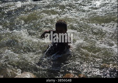 9. August 2022: Kindertouristen spielen im Piyain River of Jaflong Touristenort am Ufer der Meghalaya Bangladesch Grenzzone. Aufgrund der hohen Treibstoffpreise und der schrecklichen Hitze ging die Zahl der Touristen in diesem berühmten Touristenort von Bangladesch zurück. (Bild: © MD Rafayat Haque Khan/ZUMA Press Wire) Stockfoto