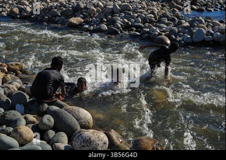 9. August 2022: Kindertouristen spielen im Piyain River of Jaflong Touristenort am Ufer der Meghalaya Bangladesch Grenzzone. Aufgrund der hohen Treibstoffpreise und der schrecklichen Hitze ging die Zahl der Touristen in diesem berühmten Touristenort von Bangladesch zurück. (Bild: © MD Rafayat Haque Khan/ZUMA Press Wire) Stockfoto