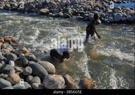 9. August 2022: Kindertouristen spielen im Piyain River of Jaflong Touristenort am Ufer der Meghalaya Bangladesch Grenzzone. Aufgrund der hohen Treibstoffpreise und der schrecklichen Hitze ging die Zahl der Touristen in diesem berühmten Touristenort von Bangladesch zurück. (Bild: © MD Rafayat Haque Khan/ZUMA Press Wire) Stockfoto