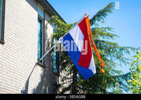 Rot-weiß Blaue niederländische Flagge mit orangefarbenem Wimpel zur Feier des Königstages (Niederländisch: Koningsdag) in den Niederlanden. Stockfoto