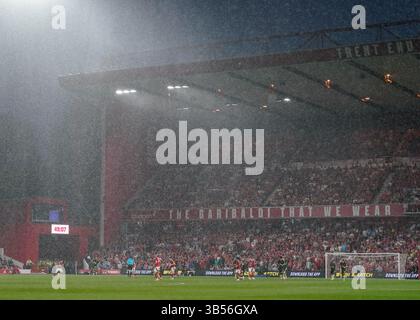 Nottingham, Großbritannien. Mai 2025. Ein allgemeiner Blick auf City Ground, wenn es während des Spiels Nottingham Forest gegen Brentford Premier League auf dem City Ground, Nottingham, regnet. Der Bildnachweis sollte lauten: Andrew Yates/Sportimage Credit: Sportimage Ltd/Alamy Live News Stockfoto