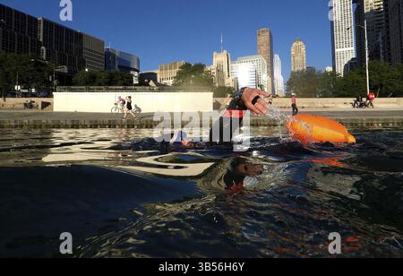 16. August 2022: Rob Heitz entrena en el lago Michigan para nadar desde Alcatraz hasta un parque en San Francisco, el 10 de agosto de 2022. (Foto: © Stacey Wescott/Chicago Tribune via ZUMA Press Wire) Stockfoto