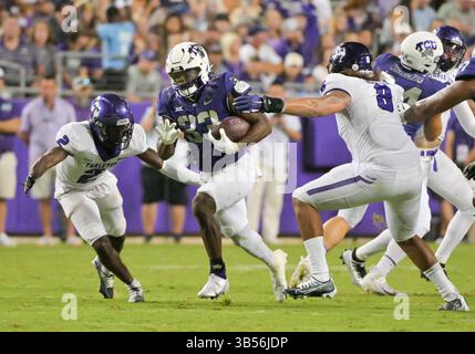 10. September 2022: Tarleton State Texans Defensivverteidiger Michael Irons (2) und Tarleton State Texans Defensivverteidiger Blaine Hoover (8) versuchen, TCU Horned Frogs Running Back Kendre Miller (33) während der 1. Hälfte des NCAA Football-Spiels zwischen den Tarleton State Texans und den TCU Horned Frogs im Amon G. Carter Stadium in Fort Worth, Texas, Texas, zu bekämpfen. Matthew Lynch/CSM (Foto: © Matthew Lynch/CSM via ZUMA Press Wire) Stockfoto