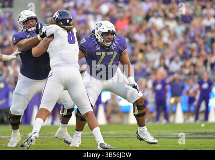 10. September 2022: TCU Horned Frogs Center Steve Avila (79) blockiert Tarleton State Texans Defensive Lineman Blaine Hoover (8) während der 1. Hälfte des NCAA Football-Spiels zwischen den Tarleton State Texans und den TCU Horned Frogs im Amon G. Carter Stadium in Fort Worth, Texas. Matthew Lynch/CSM (Foto: © Matthew Lynch/CSM via ZUMA Press Wire) Stockfoto