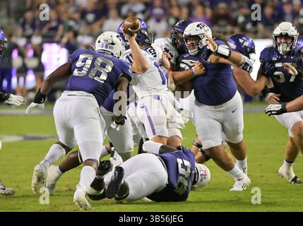 10. September 2022: Der Defensive Lineman Lwal Uguak (96), der Defensive Lineman Dylan Horton (98) und der Defensive Lineman Soni Misi (99) von TCU Horned Frogs üben während der 1. Hälfte des NCAA Football-Spiels zwischen den Tarleton State Texans und den TCU Horned Frogs im Fort Gworth Stadium in Texas Druck auf den Quarterback Beau Allen aus. Matthew Lynch/CSM (Foto: © Matthew Lynch/CSM via ZUMA Press Wire) Stockfoto
