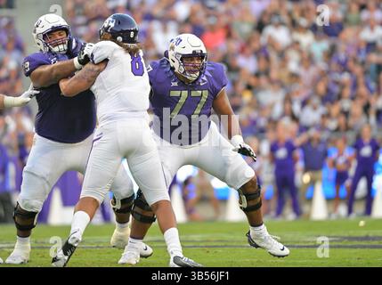 10. September 2022: TCU Horned Frogs Center Steve Avila (79) blockiert Tarleton State Texans Defensive Lineman Blaine Hoover (8) während der 1. Hälfte des NCAA Football-Spiels zwischen den Tarleton State Texans und den TCU Horned Frogs im Amon G. Carter Stadium in Fort Worth, Texas. Matthew Lynch/CSM (Foto: © Matthew Lynch/CSM via ZUMA Press Wire) Stockfoto