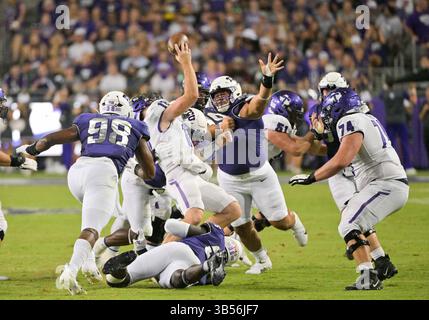 10. September 2022: Der Defensive Lineman Lwal Uguak (96), der Defensive Lineman Dylan Horton (98) und der Defensive Lineman Soni Misi (99) von TCU Horned Frogs üben während der 1. Hälfte des NCAA Football-Spiels zwischen den Tarleton State Texans und den TCU Horned Frogs im Fort Gworth Stadium in Texas Druck auf den Quarterback Beau Allen aus. Matthew Lynch/CSM (Foto: © Matthew Lynch/CSM via ZUMA Press Wire) Stockfoto