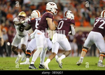 10. September 2022: Virginia Tech Hokies Quarterback Grant Wells (6) übergibt den Ball an Running Back Jalen Holston (0) während des NCAA-Fußballspiels zwischen den Boston College Eagles und den Virginia Tech Hokies im Lane Stadium in Blacksburg, Virginia. Greg Atkins/CSM (Bild: © Greg Atkins/CSM via ZUMA Press Wire) Stockfoto