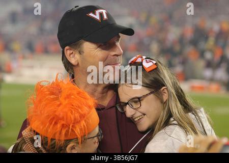10. September 2022: Virginia Tech Hokies Cheftrainer Brent Pry feiert seinen ersten Sieg mit seinen Kindern nach dem NCAA-Fußballspiel zwischen den Boston College Eagles und den Virginia Tech Hokies im Lane Stadium in Blacksburg, Virginia. Greg Atkins/CSM (Bild: © Greg Atkins/CSM via ZUMA Press Wire) Stockfoto