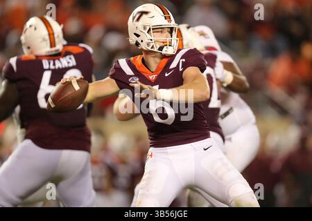 10. September 2022: Virginia Tech Hokies Quarterback Grant Wells (6) übergibt den Ball während des NCAA-Fußballspiels zwischen den Boston College Eagles und den Virginia Tech Hokies im Lane Stadium in Blacksburg, Virginia. Greg Atkins/CSM (Bild: © Greg Atkins/CSM via ZUMA Press Wire) Stockfoto