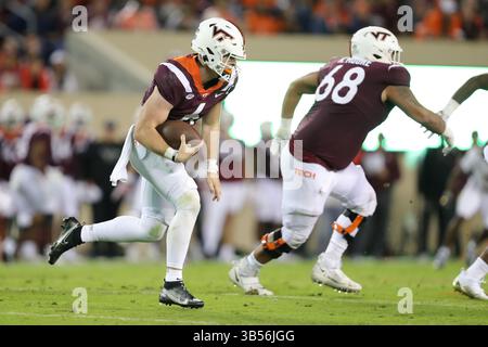 10. September 2022: Virginia Tech Hokies Quarterback Grant Wells (6) trägt den Ball während des NCAA-Fußballspiels zwischen den Boston College Eagles und den Virginia Tech Hokies im Lane Stadium in Blacksburg, Virginia. Greg Atkins/CSM (Bild: © Greg Atkins/CSM via ZUMA Press Wire) Stockfoto