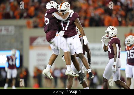 10. September 2022: Virginia Tech Hokies Defensive Lineman Cole Nelson (17) und ein Teamkollege feiern während des NCAA-Fußballspiels zwischen den Boston College Eagles und den Virginia Tech Hokies im Lane Stadium in Blacksburg, Virginia. Greg Atkins/CSM (Bild: © Greg Atkins/CSM via ZUMA Press Wire) Stockfoto