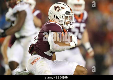 10. September 2022: Virginia Tech Hokies Running Back Chance Black (28) trägt den Ball während des NCAA-Fußballspiels zwischen den Boston College Eagles und den Virginia Tech Hokies im Lane Stadium in Blacksburg, Virginia. Greg Atkins/CSM (Bild: © Greg Atkins/CSM via ZUMA Press Wire) Stockfoto
