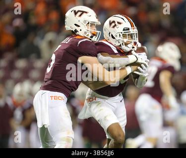 10. September 2022: Virginia Tech Hokies Quarterback Grant Wells (6) übergibt den Ball an Virginia Tech Hokies Running Back Chance Black (28) während des NCAA-Fußballspiels zwischen den Boston College Eagles und den Virginia Tech Hokies im Lane Stadium in Blacksburg, Virginia. Greg Atkins/CSM (Bild: © Greg Atkins/CSM via ZUMA Press Wire) Stockfoto