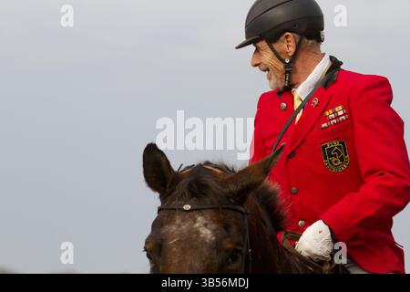 Fahrer bei der Hubertusjagt 2014 in Dyrehaven nördlich von Kopenhagen. Die Hubertus-Jagd ist eine jährliche Veranstaltung im Deerpark in Klampenborg im Norden Stockfoto