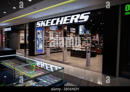 Iwano-Frankivsk, Ukraine - 29. April 2025: Eine detaillierte Ansicht eines Skechers-Ladens in einem Einkaufszentrum Stockfoto