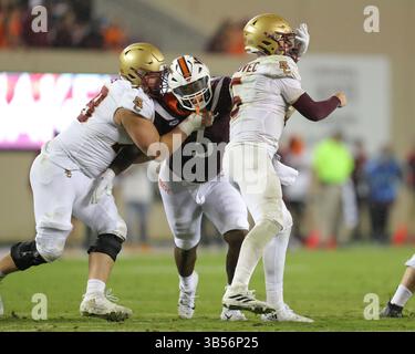 10. September 2022: Virginia Tech Hokies Defensive Lineman Norell Pollard (3) drückt den Boston College Eagles Quarterback Phil Jurkovec (5) während des NCAA-Fußballspiels zwischen den Boston College Eagles und den Virginia Tech Hokies im Lane Stadium in Blacksburg, Virginia. Greg Atkins/CSM (Bild: © Greg Atkins/CSM via ZUMA Press Wire) Stockfoto