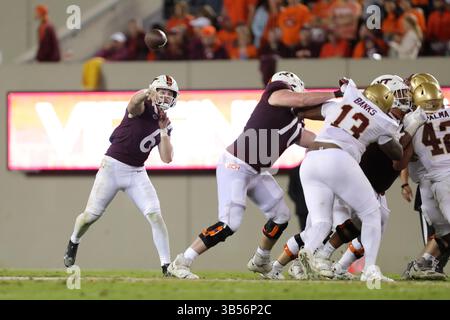 10. September 2022: Virginia Tech Hokies Quarterback Grant Wells (6) übergibt den Ball während des NCAA-Fußballspiels zwischen den Boston College Eagles und den Virginia Tech Hokies im Lane Stadium in Blacksburg, Virginia. Greg Atkins/CSM (Bild: © Greg Atkins/CSM via ZUMA Press Wire) Stockfoto