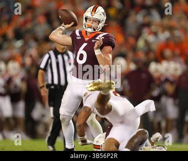 10. September 2022: Virginia Tech Hokies Quarterback Grant Wells (6) übergibt den Ball während des NCAA-Fußballspiels zwischen den Boston College Eagles und den Virginia Tech Hokies im Lane Stadium in Blacksburg, Virginia. Greg Atkins/CSM (Bild: © Greg Atkins/CSM via ZUMA Press Wire) Stockfoto