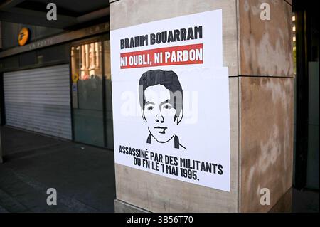 Marseille, Frankreich. Mai 2025. Ein Poster zu Ehren von Brahim Bouarram ist auf einer Säule in Marseille geklebt. Am 1. Mai 1995, am Rande einer Rallye der Front National (FN) in Paris, stürzten drei Skinheads an den Ufern der seine ab, um Brahim Bouarram, einen 29-jährigen Marokkaner, anzugreifen, und einer von ihnen wurde in die seine geschoben, wo er ertrank. (Credit Image: © Gerard Bottino/SOPA Images via ZUMA Press Wire) NUR REDAKTIONELLE VERWENDUNG! Nicht für kommerzielle ZWECKE! Stockfoto