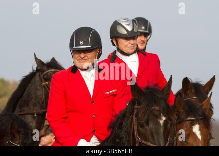 Fahrer bei der Hubertusjagt 2014 in Dyrehaven nördlich von Kopenhagen. Die Hubertus-Jagd ist eine jährliche Veranstaltung im Deerpark in Klampenborg im Norden Stockfoto