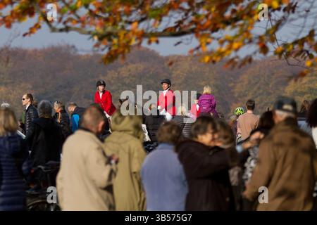 Fahrer bei der Hubertusjagt 2014 in Dyrehaven nördlich von Kopenhagen. Die Hubertus-Jagd ist eine jährliche Veranstaltung im Deerpark in Klampenborg im Norden Stockfoto