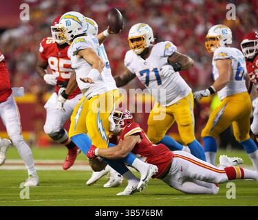 15. SEPTEMBER 2022: Leo Chenal (54) der Kansas City Chiefs bringt den Los Angeles Chargers Quarterback Justin Herbert (10) im Arrowhead Stadium Kansas City, Missouri, zum Einsatz. TheChiefs schlagen die Ladegeräte 27-24 Jon Robichaud/CSM. (Foto: © Jon Robichaud/CSM via ZUMA Press Wire) Stockfoto