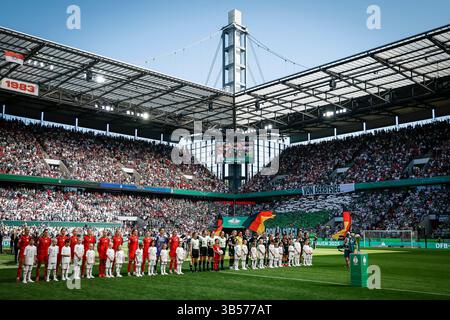Die beiden Teams vom FC Bayern M?nchen und SV Werder Bremen vor dem Spiel W?hrend der Nationalhymne; 45.? DFB-Pokal Finale der Frauen: FC Bayern M?nchen - SV Werder Bremen am 01.05.2025 im RheinEnergie-Stadion in K?ln (Nordrhein-Westfalen). DFL-VORSCHRIFTEN VERBIETEN DIE VERWENDUNG VON FOTOS ALS BILDSEQUENZEN UND/ODER QUASI-VIDEO. Stockfoto