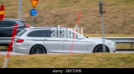Göteborg, Schweden - 01. März 2024: Silberner BMW-Tourenwagen auf einer Autobahn Stockfoto