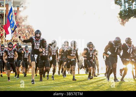 17. September 2022: North Carolina State Wolfpack läuft auf das Feld, als die Pyrotechnik vor dem NCAA-Football-Spiel zwischen den Texas Tech Red Raiders und dem North Carolina State Wolfpack im Carter-Finley Stadium in Raleigh, North Carolina, gestartet wird. Greg Atkins/CSM (Bild: © Greg Atkins/CSM via ZUMA Press Wire) Stockfoto