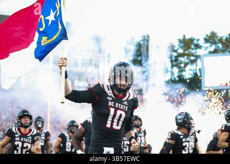 17. September 2022: North Carolina State Wolfpack Quarterback Ben Finley (10) trägt die Flagge North Carolina vor dem NCAA-Football-Spiel zwischen den Texas Tech Red Raiders und dem North Carolina State Wolfpack im Carter-Finley Stadium in Raleigh, North Carolina. Greg Atkins/CSM (Bild: © Greg Atkins/CSM via ZUMA Press Wire) Stockfoto