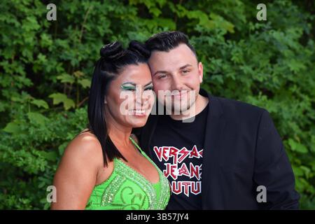 Jasmin Herren mit Freund Philipp Bender beim Bild-RENNTAG auf der Trabrennbahn in Gelsenkirchen am 01.05.2025 *** Jasmin Herren mit Freund Philipp Bender bei der Bild RENNTAG auf der Trabrennbahn in Gelsenkirchen am 01 05 2025 Stockfoto