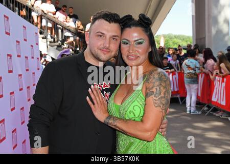 Jasmin Herren mit Freund Philipp Bender beim Bild-RENNTAG auf der Trabrennbahn in Gelsenkirchen am 01.05.2025 *** Jasmin Herren mit Freund Philipp Bender bei der Bild RENNTAG auf der Trabrennbahn in Gelsenkirchen am 01 05 2025 Stockfoto