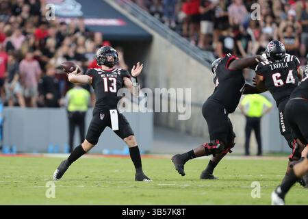 17. September 2022: North Carolina State Wolfpack Quarterback Devin Leary (13) wirft den Ball während des NCAA-Fußballspiels zwischen den Texas Tech Red Raiders und dem North Carolina State Wolfpack im Carter-Finley Stadium in Raleigh, North Carolina. Greg Atkins/CSM (Bild: © Greg Atkins/CSM via ZUMA Press Wire) Stockfoto