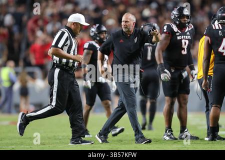 17. September 2022: North Carolina State Wolfpack Head Coach Dave Doeren spricht mit einem Beamten während des NCAA-Fußballspiels zwischen den Texas Tech Red Raiders und dem North Carolina State Wolfpack im Carter-Finley Stadium in Raleigh, North Carolina. Greg Atkins/CSM (Bild: © Greg Atkins/CSM via ZUMA Press Wire) Stockfoto