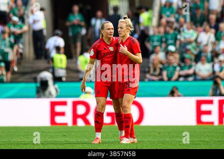 KÖLN, DEUTSCHLAND - 1. MAI 2025: Glodis Perla Viggostottir, Carolin Simon - das DFB-Pokal Frauen-Cup-Spiel FC Bayern München gegen SV Werde Stockfoto