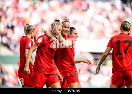 KÖLN, DEUTSCHLAND - 1. MAI 2025: Carolin Simon, Giulia Gwinn - das DFB-Pokal Frauen-Cup-Spiel FC Bayern München gegen SV Werder Bremen bei R Stockfoto