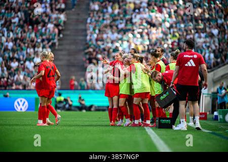 KÖLN, DEUTSCHLAND - 1. MAI 2025: Carolin Simon, Team FEIERT - das DFB-Pokal Frauen (Deutschland-Cup) Spiel FC Bayern München gegen SV Werder Bremen Stockfoto