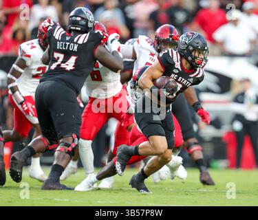 17. September 2022: North Carolina State Wolfpack Running Back Jordan Houston (3) trägt den Ball während des NCAA-Fußballspiels zwischen den Texas Tech Red Raiders und dem North Carolina State Wolfpack im Carter-Finley Stadium in Raleigh, North Carolina. Greg Atkins/CSM (Bild: © Greg Atkins/CSM via ZUMA Press Wire) Stockfoto
