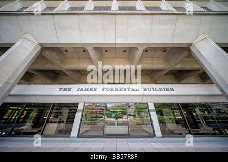 WASHINGTON DC – das James V. Forrestal Building dient als Hauptquartier des US-Energieministeriums an der 1000 Independence Avenue SW. Das 1969 fertiggestellte und ursprünglich unter dem Namen Federal Office Building 5 oder Little Pentagon bekannte Gebäude wurde von Curtis & Davis Architekten im Rahmen der Initiative von Präsident Kennedy zur Verbesserung der föderalen Architektur entworfen. Das Gebäude besteht aus drei miteinander verbundenen Gebäuden, wobei das markante North Building auf 35 Fuß hohen Betonpilotis über die 10th Street ragt. Stockfoto