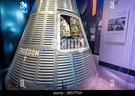 WASHINGTON DC – Freedom 7, die Mercury-Raumsonde, die am 5. Mai 1961 den Astronauten Alan Shepard auf Amerikas erstem menschlichen Raumflug transportierte, wurde im National Air and Space Museum ausgestellt. Diese historische Kapsel, offiziell als Mercury-Redstone 3 bezeichnet, vollendete eine 15-minütige suborbitale Mission, die eine Höhe von 116 Meilen erreichte, bevor sie im Atlantischen Ozean niederspritzte. Die ikonische Raumsonde stellt einen entscheidenden Moment im US-sowjetischen Weltraumrennen dar und startete Amerikas menschliches Raumfahrtprogramm, das schließlich zur Mondlandung des Apollo führen sollte. Stockfoto