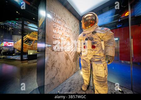 WASHINGTON DC – Neil Armstrongs Mondraumanzug aus der historischen Apollo 11-Mission, ausgestellt in der Ausstellung „Destination Moon“ im National Air and Space Museum, mit dem Apollo 11 Command Module Columbia im Hintergrund. Dieser A7L Druckanzug, der während der ersten Mondlandung der Menschheit am 20. Juli 1969 getragen wurde, wurde einer umfassenden Konservierung unterzogen, bevor er 2019 zum 50. Jahrestag der Mission wieder ausgestellt wurde. Das spezielle Design des Anzugs schützte Armstrong vor der rauen Mondumgebung und erlaubte gleichzeitig genügend Mobilität, um wissenschaftliche Aufgaben während des HIS 2,5 auszuführen Stockfoto