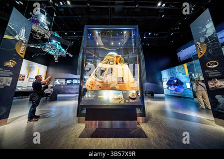 WASHINGTON DC – das Apollo 11 Command Module „Columbia“ wird in der Ausstellung „Destination Moon“ im National Air and Space Museum ausgestellt. Dieses historische Raumschiff trug die Astronauten Neil Armstrong, Buzz Aldrin und Michael Collins auf der ersten Mondlandungsmission der Menschheit im Juli 1969. Columbia, der einzige Teil der Apollo-11-Raumsonde, der zur Erde zurückkehrte, beschützte die Besatzung während des feurigen Eintritts in die Erdatmosphäre, bevor sie am 24. Juli 1969 im Pazifischen Ozean niederspritzte. Das Kommandomodul wurde vom Museum zum „Meilenstein des Fluges“ erklärt und war ein Herzstück der Smit Stockfoto