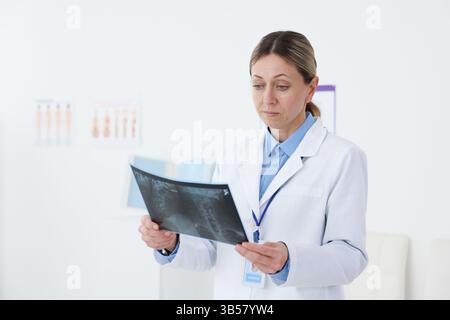 Arzt untersucht Hals-MRT im Krankenhaus Stockfoto