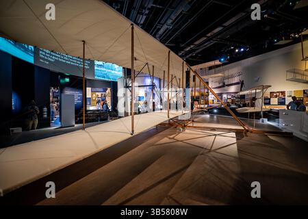 WASHINGTON DC – der ursprüngliche Wright Flyer aus dem Jahr 1903, das erste erfolgreiche Motorflugzeug der Welt, wird im National Air and Space Museum ausgestellt. Dieses bahnbrechende Flugzeug, das von Wilbur und Orville Wright entworfen und gebaut wurde, schrieb Geschichte am 17. Dezember 1903, als es 12 Sekunden lang 120 in Kitty Hawk, North Carolina, flog, mit Orville als Pilot. Dieses ikonische Artefakt, das vom Smithsonian zum „Meilenstein des Fluges“ erklärt wurde, repräsentiert den Moment, in dem der menschliche Flug Wirklichkeit wurde, und steht im Zentrum der Ausstellung „Wright Brothers & The Invention of the Aerial Age“ des Museums. Stockfoto
