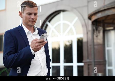 Gesichtserkennungssystem zur Identifizierung des Mannes mittels Smartphone auf der Straße in der Stadt Stockfoto