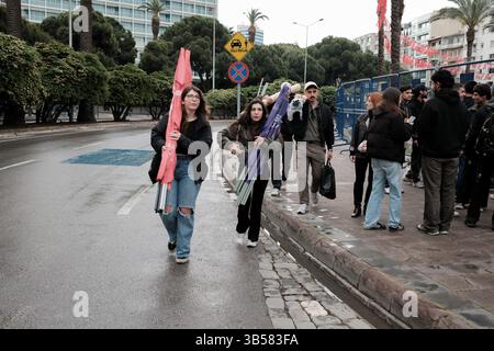 Izmir, Türkei. Mai 2025. Sozialistische Studenten bereiten sich am frühen Morgen auf den Internationalen Tag der Arbeit vor. Menschen auf der ganzen Welt feiern den Labor Day. In Izmir feierten Arbeiter, Studenten, Gewerkschaften und politische Parteien den 1. Mai mit großer Begeisterung. Quelle: SOPA Images Limited/Alamy Live News Stockfoto