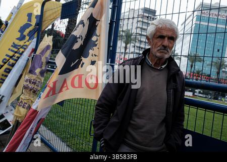 Izmir, Türkei. Mai 2025. Ein älterer Mann steht neben Fahnen während der Vorbereitung des Internationalen Arbeitstages am frühen Morgen. Menschen auf der ganzen Welt feiern den Labor Day. In Izmir feierten Arbeiter, Studenten, Gewerkschaften und politische Parteien den 1. Mai mit großer Begeisterung. Quelle: SOPA Images Limited/Alamy Live News Stockfoto